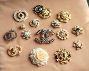 Chanel broches: Elegante accessoires voor elke outfit